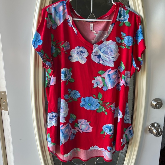 Set of two buttery soft tees size XL cool melon tops in blue and red floral - Picture 6 of 6